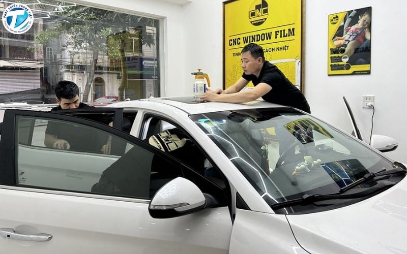 Decal dán kính ô tô là một loại vật liệu dạng màng mỏng